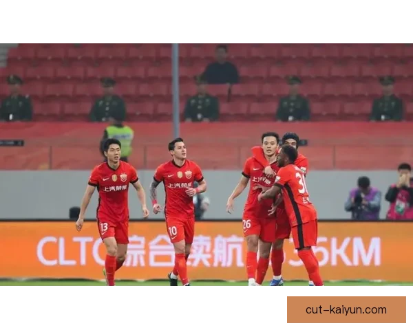 中超联赛最新战况：顶级球队奋力拼搏，争冠形势持续升级表现亮眼