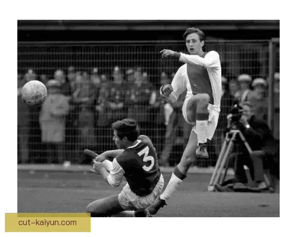 克鲁伊夫战术体系解析：足球战术中的创新理念与实用价值分析